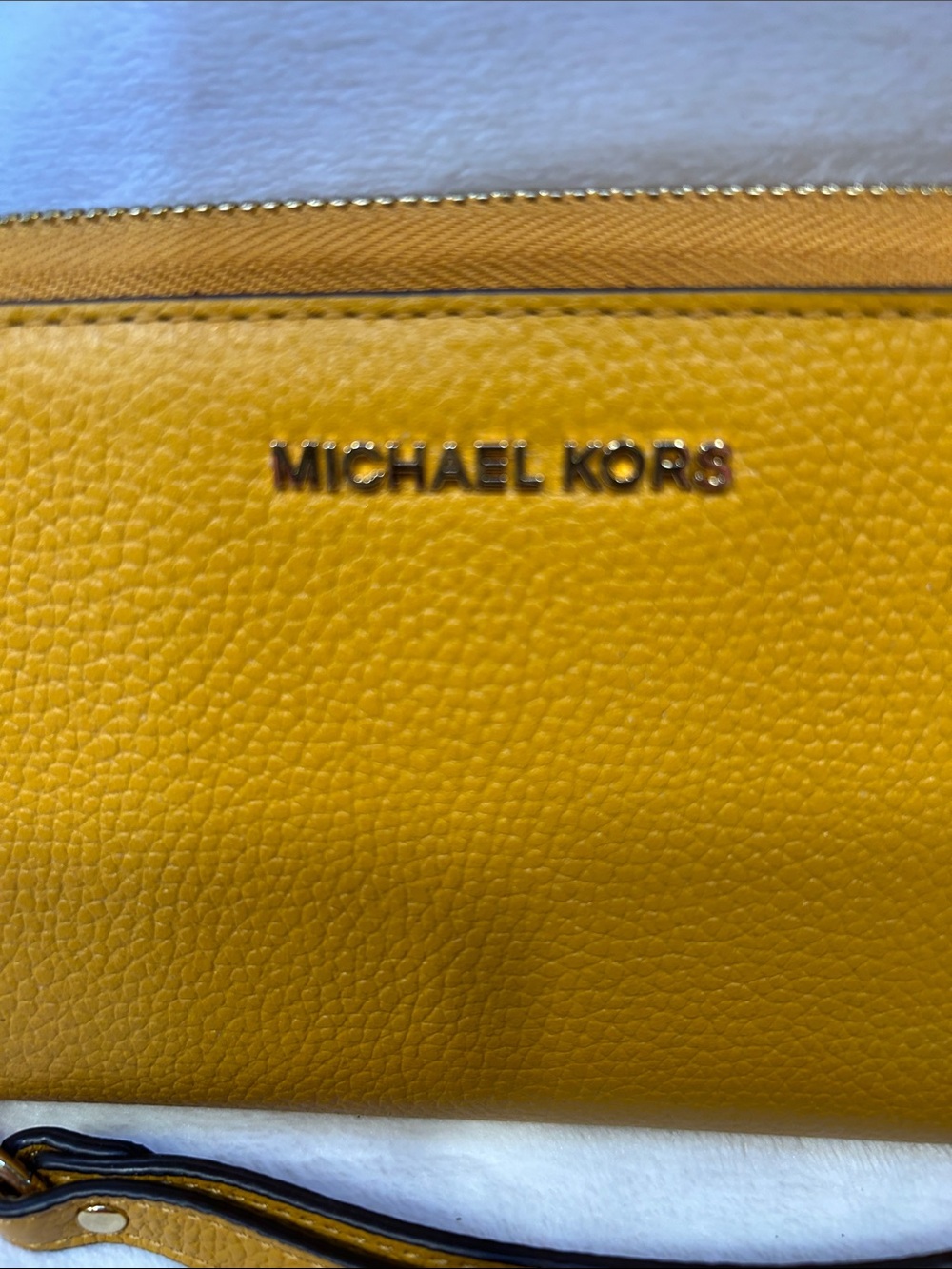 New Michael Kors Jet Set Travel Large Flat phone case Leather Marigold - Picture 2 of 7